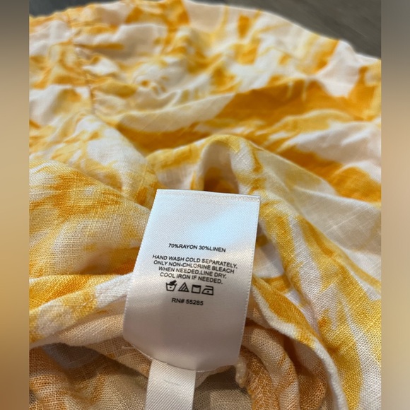 Express Yellow and White Floral Linen Vacation Set - Picture 5 of 6